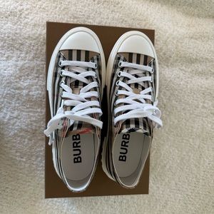 Authentic Burberry low top sneakers, size 39 (US 9)